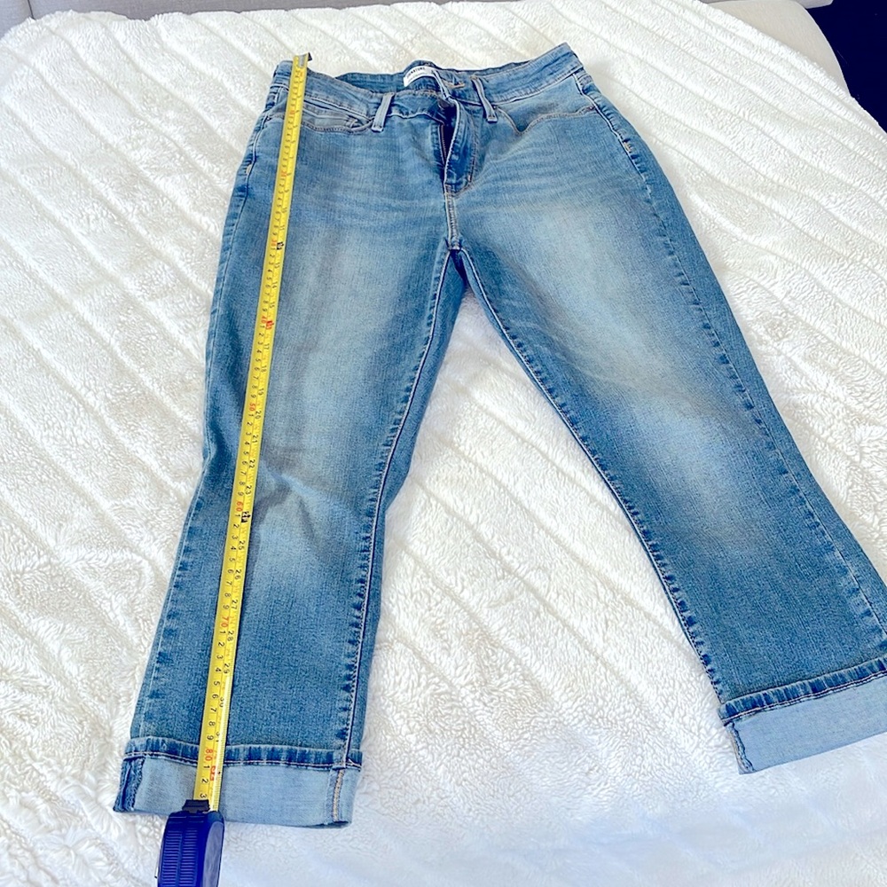 Levi’s midrise capri jeans